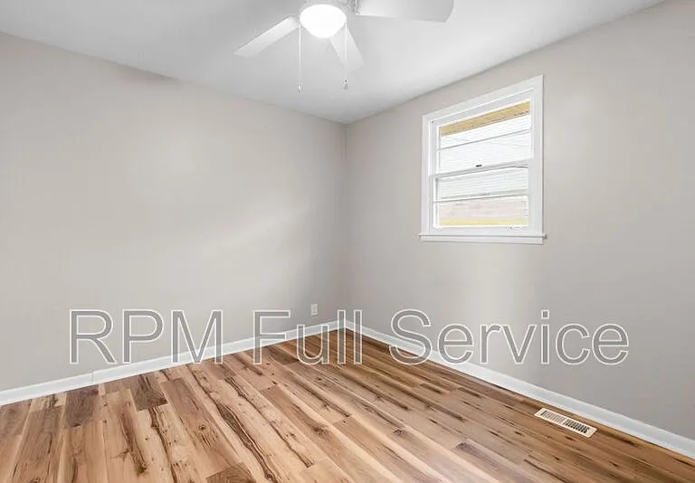895 W Sharpe Ave #B — Photo 12