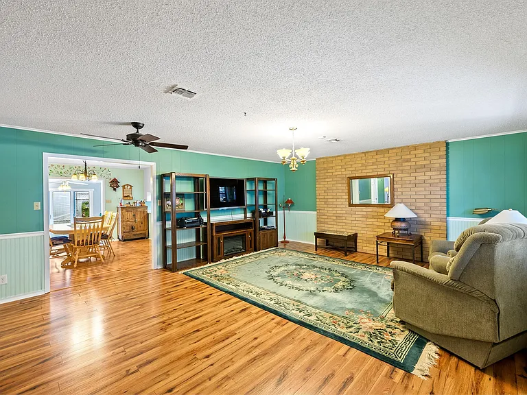 101 E Grothe St — Photo 3