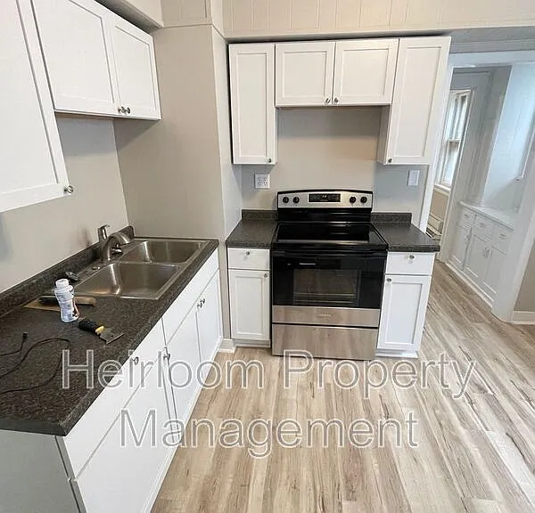 611 E 6th St #1 — Photo 1