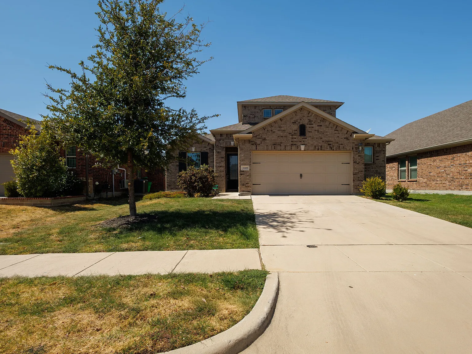 3 bed, 2084 sqft, $2,299 — Photo 2