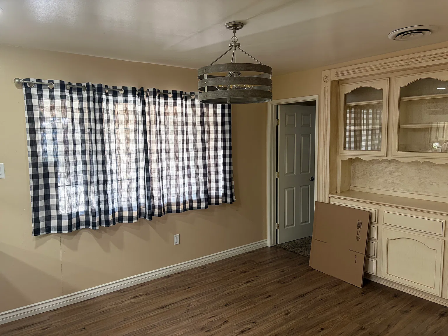 3 bed, 1629 sqft, $2,700 — Photo 2