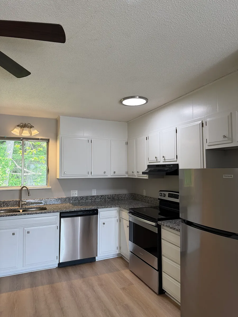 Building Photo - 242 Bennett Ave #4B