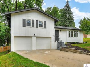 9008 T Cir, Omaha, NE 68127