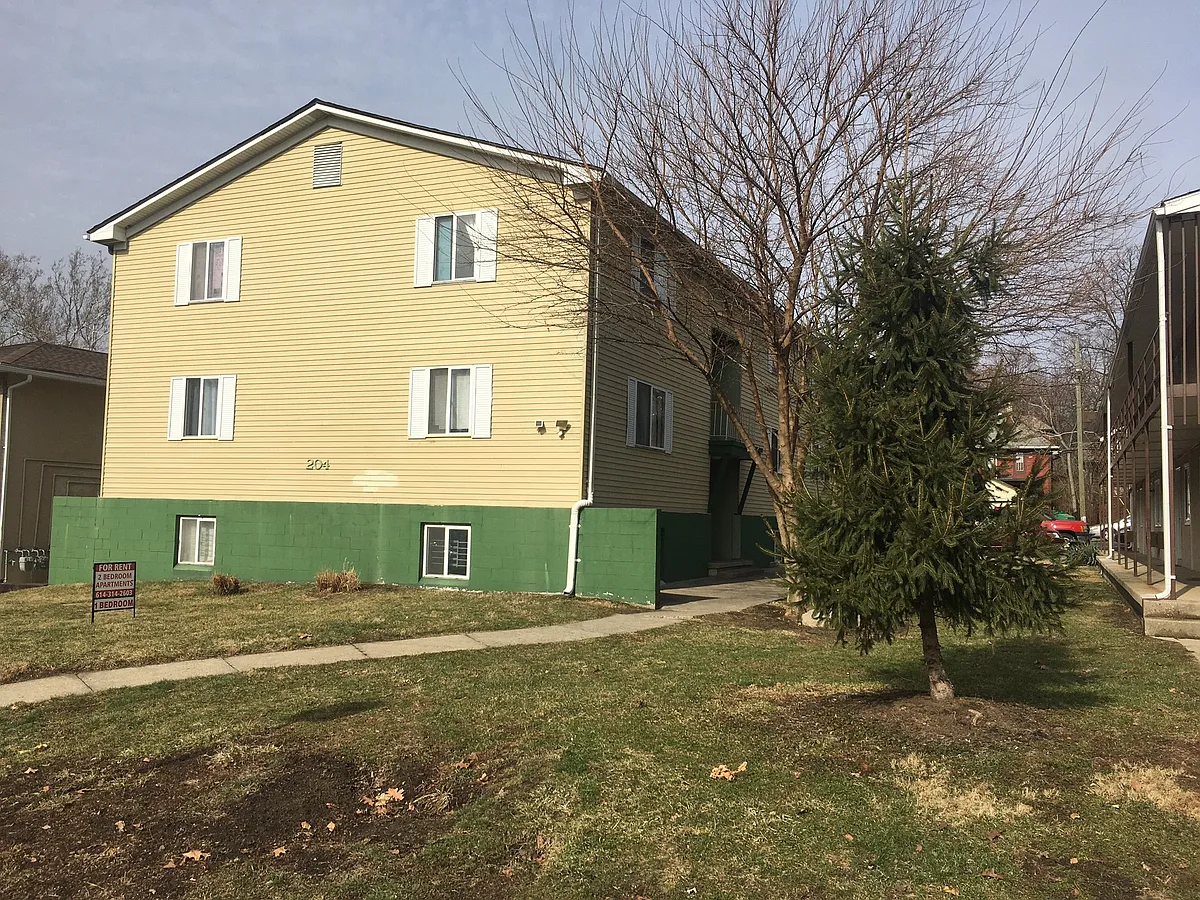 Photo 1 of 4 - 204 E Norwich Ave #J - Columbus, OH Primary Photo - 204 E Norwich Ave #J