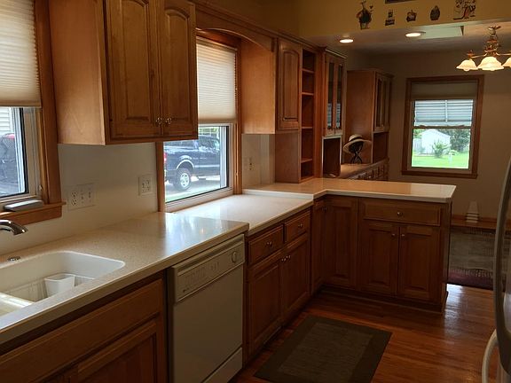 3rd image of 816 5th St W