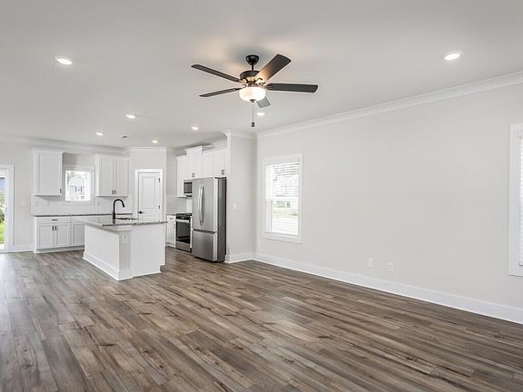 5th image of 205 Custer Dr