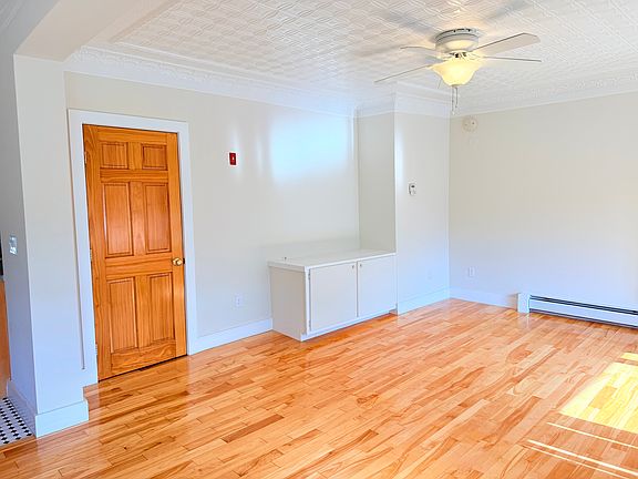 4th image of 127 Hanover St #2