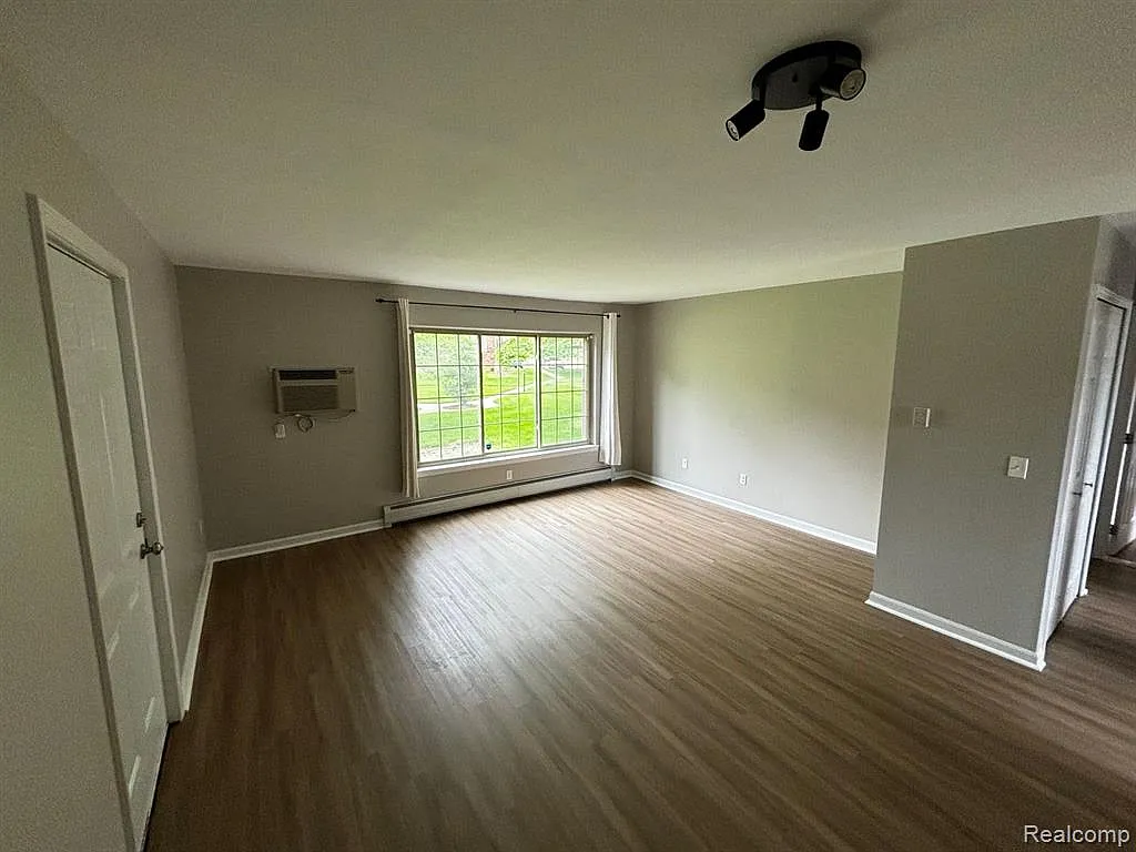 Building Photo - 454 Romeo Rd #215