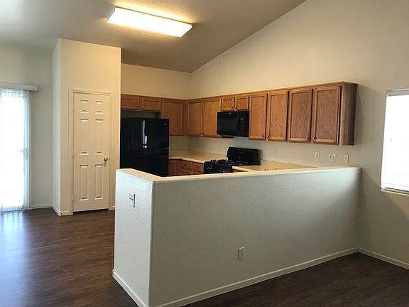 5th image of 704 Horse Stable Ave