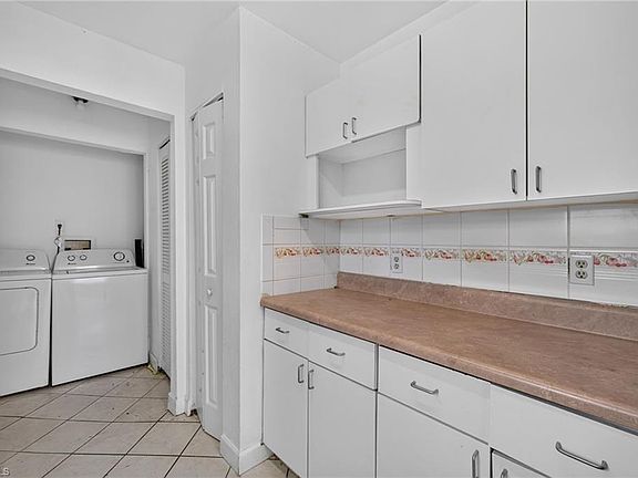 5th image of 3740 18th AVE NE