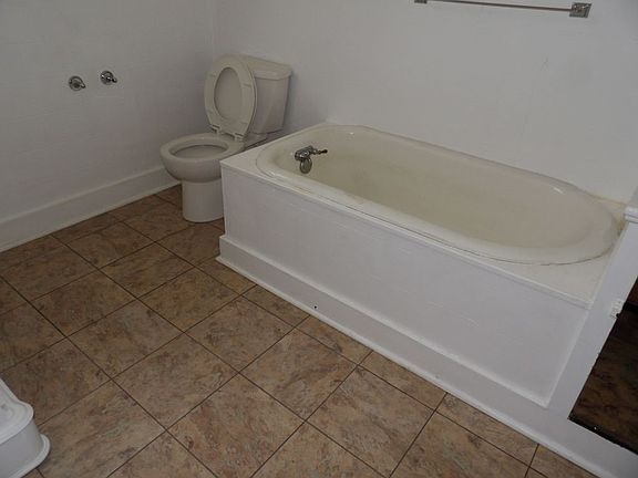 4th image of 230 Center St