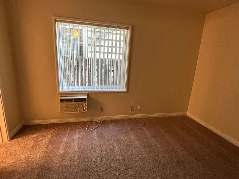 Golden Lantern Apartments — Photo 14