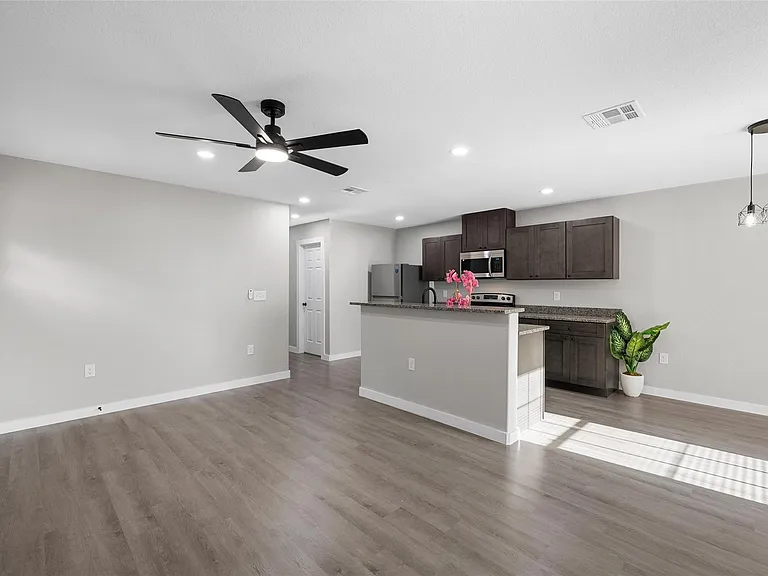 405 Hogan Ln #A & B — Photo 3