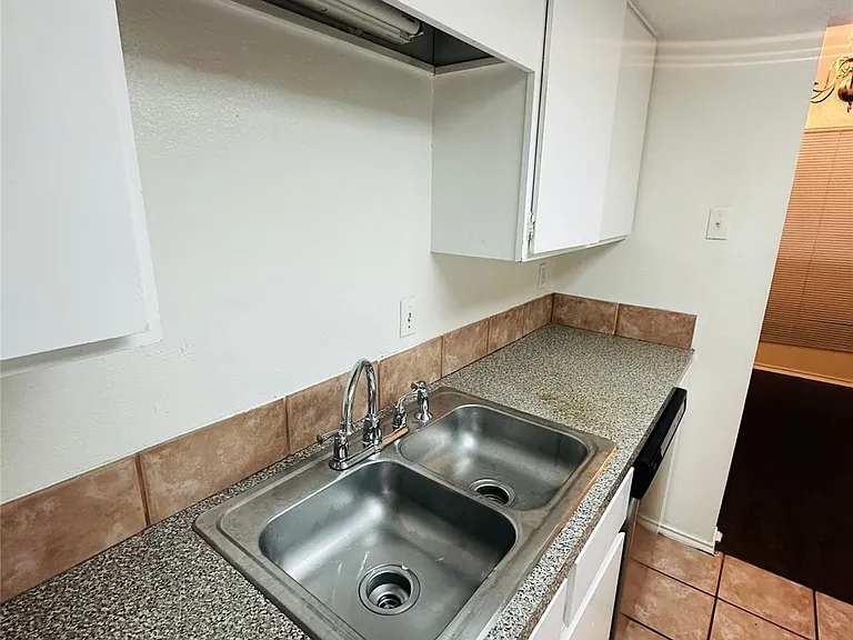 2401 Leon St #307 — Photo 9