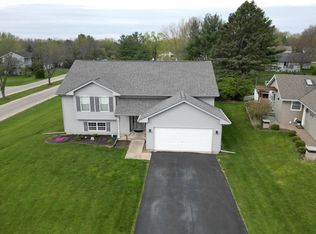 100 Queens Pl SE, Poplar Grove, IL 61065