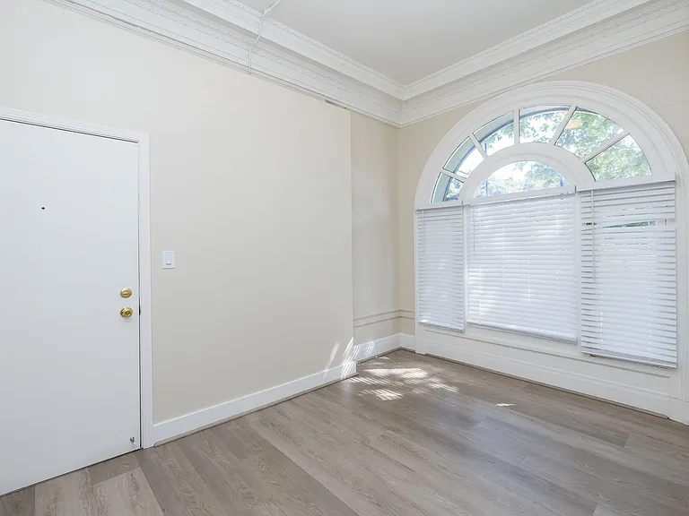 240 Grand — Photo 10