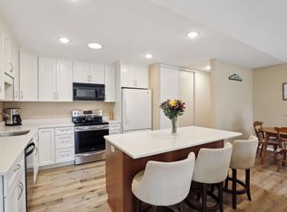 960 Zanzibar Ln N, Plymouth, MN 55447
