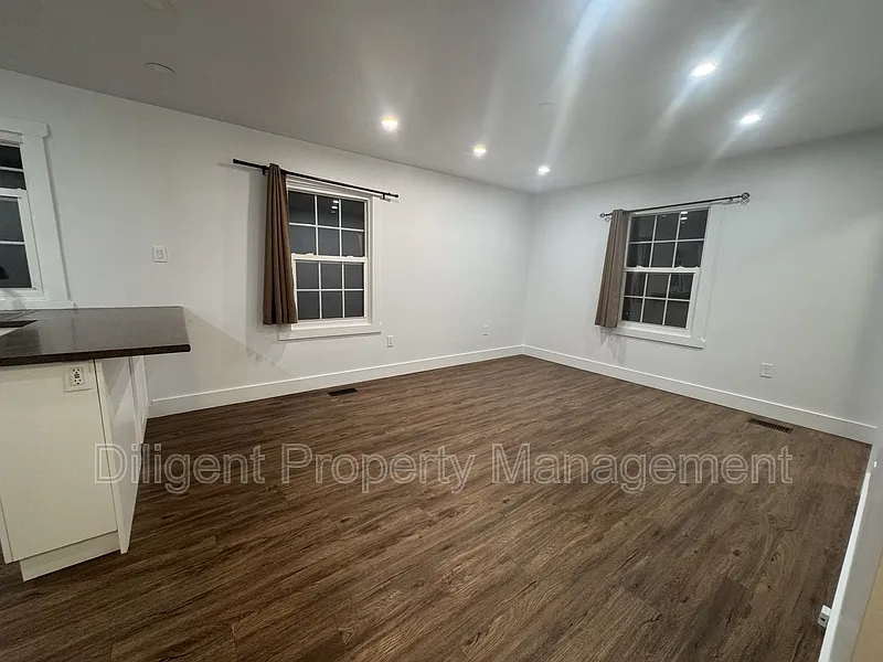 Building Photo - 736 Stormont St #UPPER