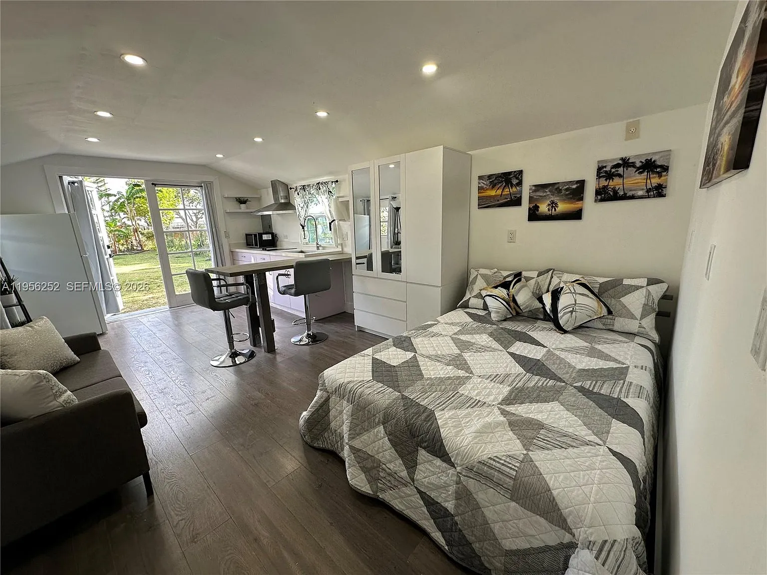 Studio, 1.0 bath, 270 sqft, $1,400 — Photo 3