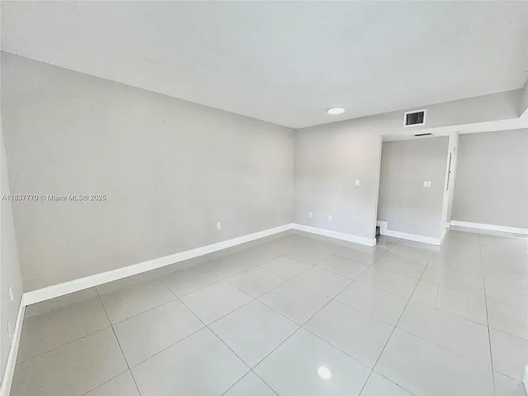 3840 SW 52nd Ave — Photo 4