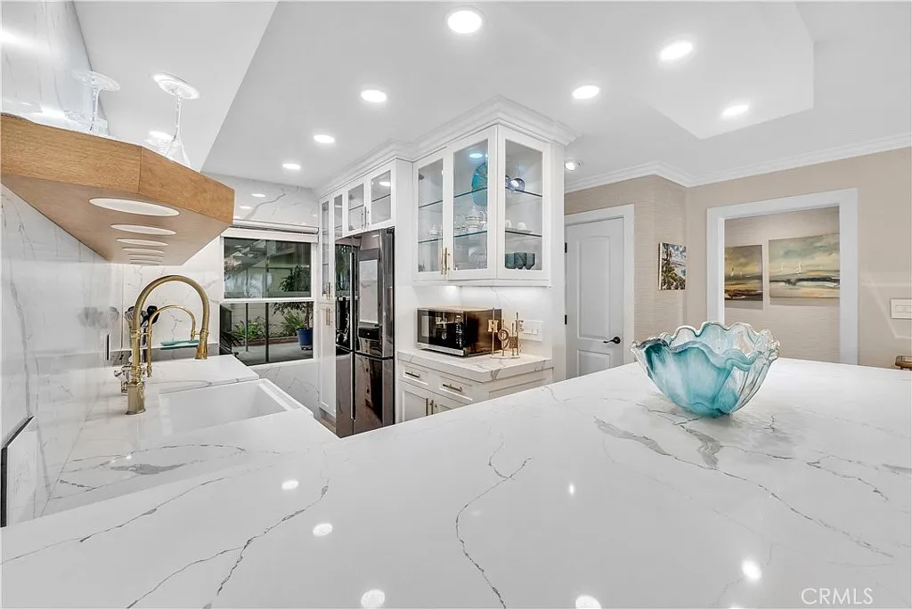 240 Moss St — Photo 2