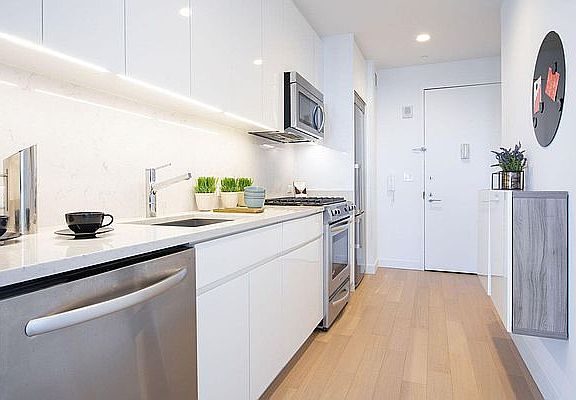 4th image of 160 Madison Ave APT 20E