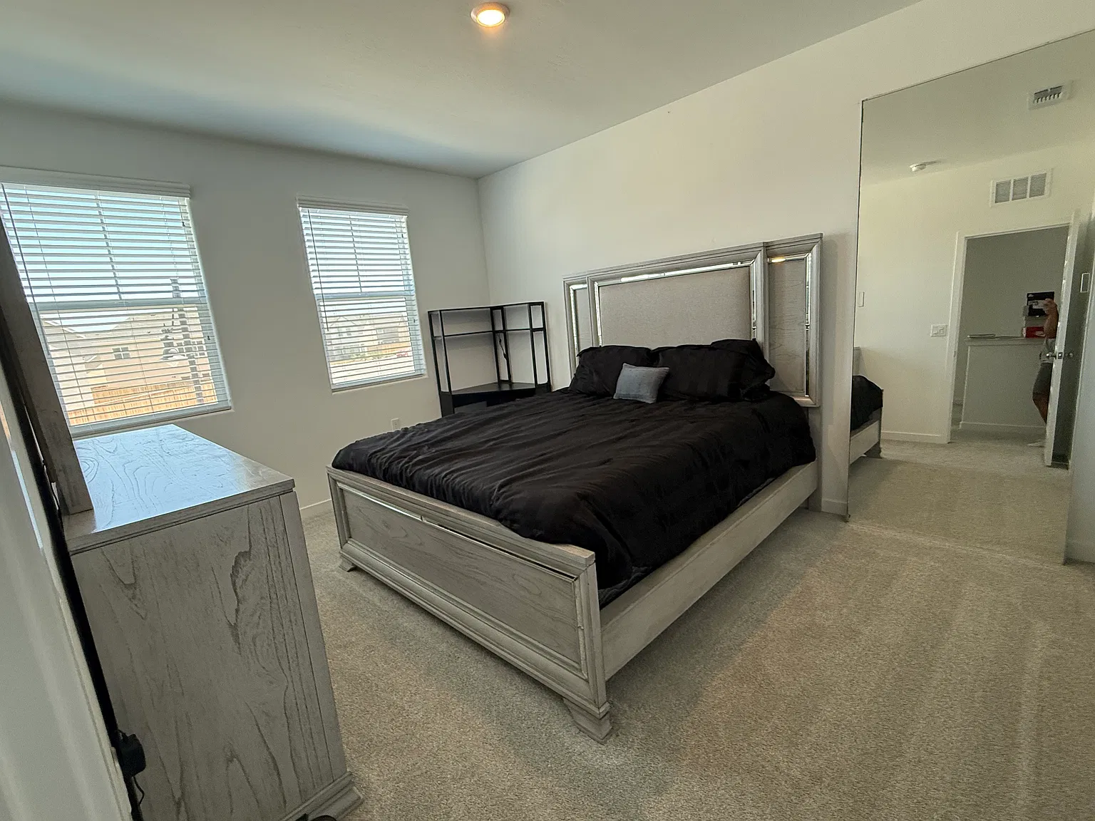 5 bed, 3.5 bath, 2988 sqft, $1,000 — Photo 2