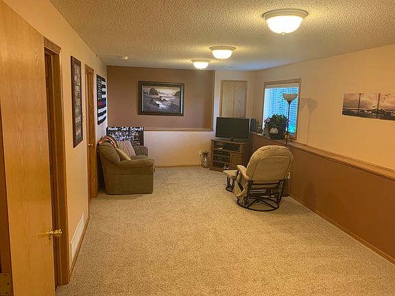 2nd image of 418 Eleanor Ct