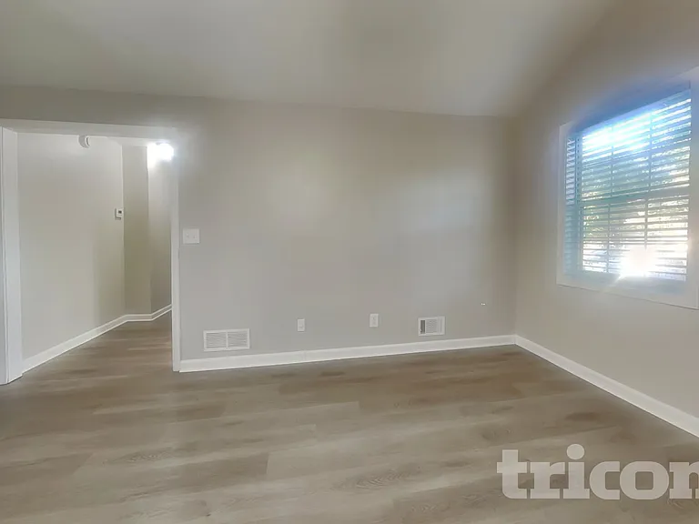 2407 Windridge Dr NE — Photo 3
