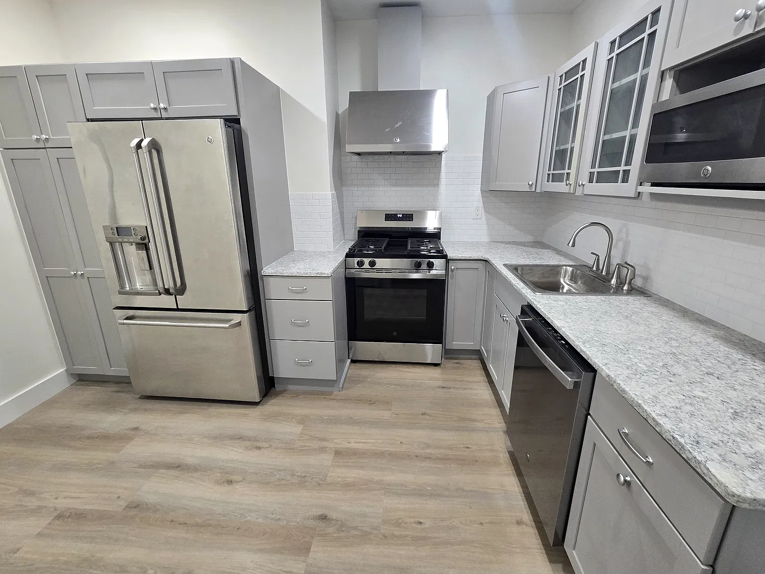 2 bed, 800 sqft, $2,200 — Photo 1