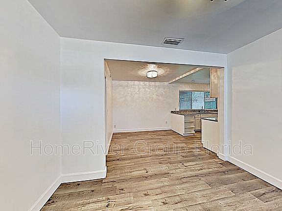 3rd image of 1912 E Chelsea St