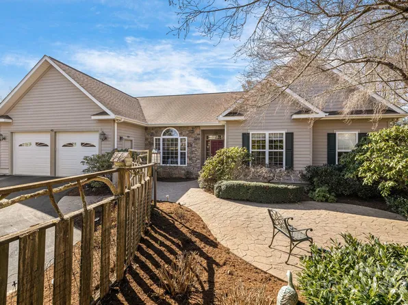 585 Rickel Dr, Hendersonville, NC 28739