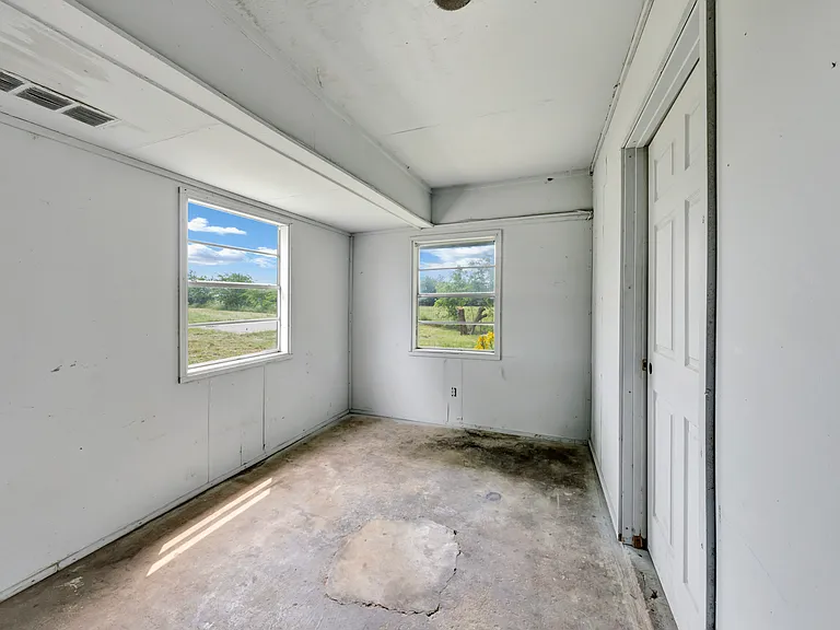 9209 FM 1570 N — Photo 13