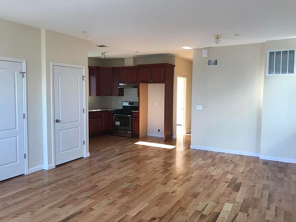 4th image of 125 Greenfield Ave Fl 1
