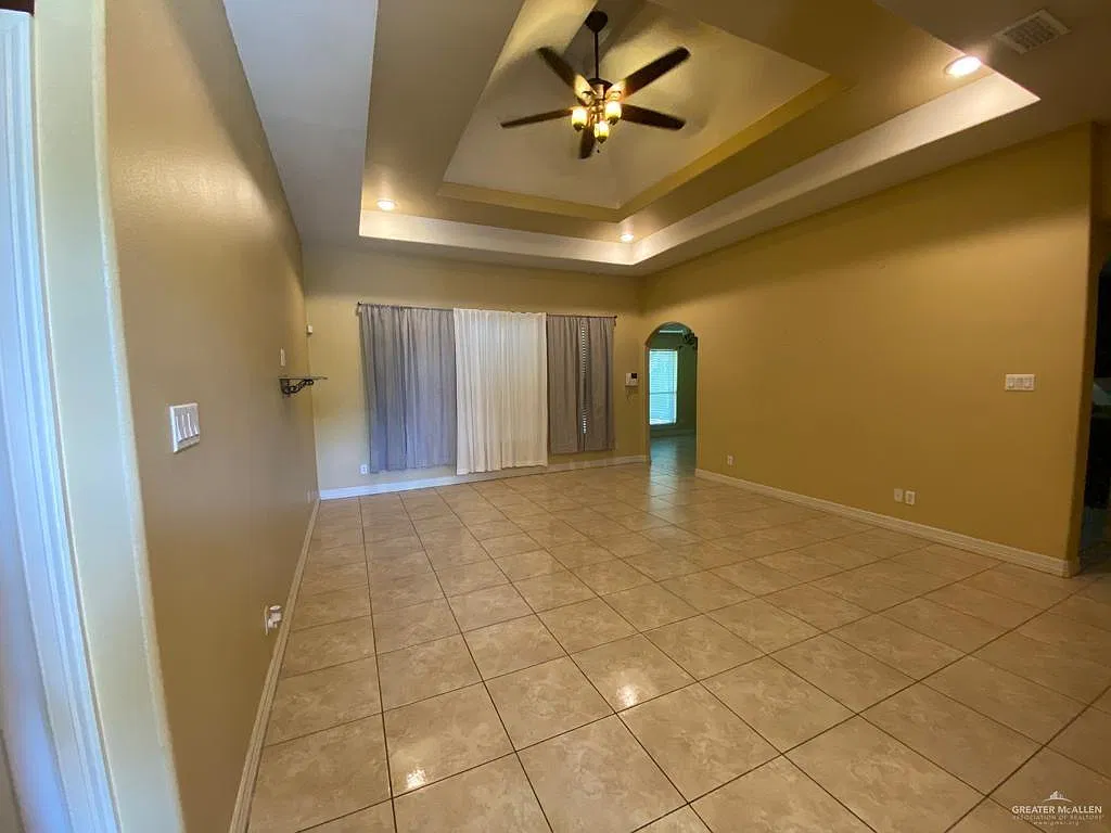4 bed, 2.0 bath, 1934 sqft, $2,000 — Photo 2