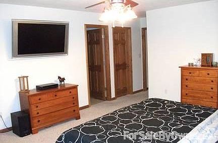 Master bedroom : HUGE!! with huge walk-in closet