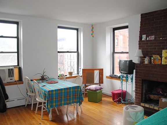 3rd image of 293 E 10th St