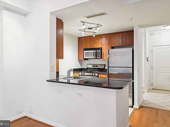4th image of 1021 Garfield St #135