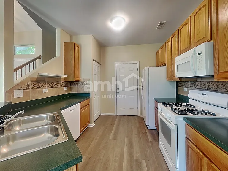 1437 White Pine Ln — Photo 3