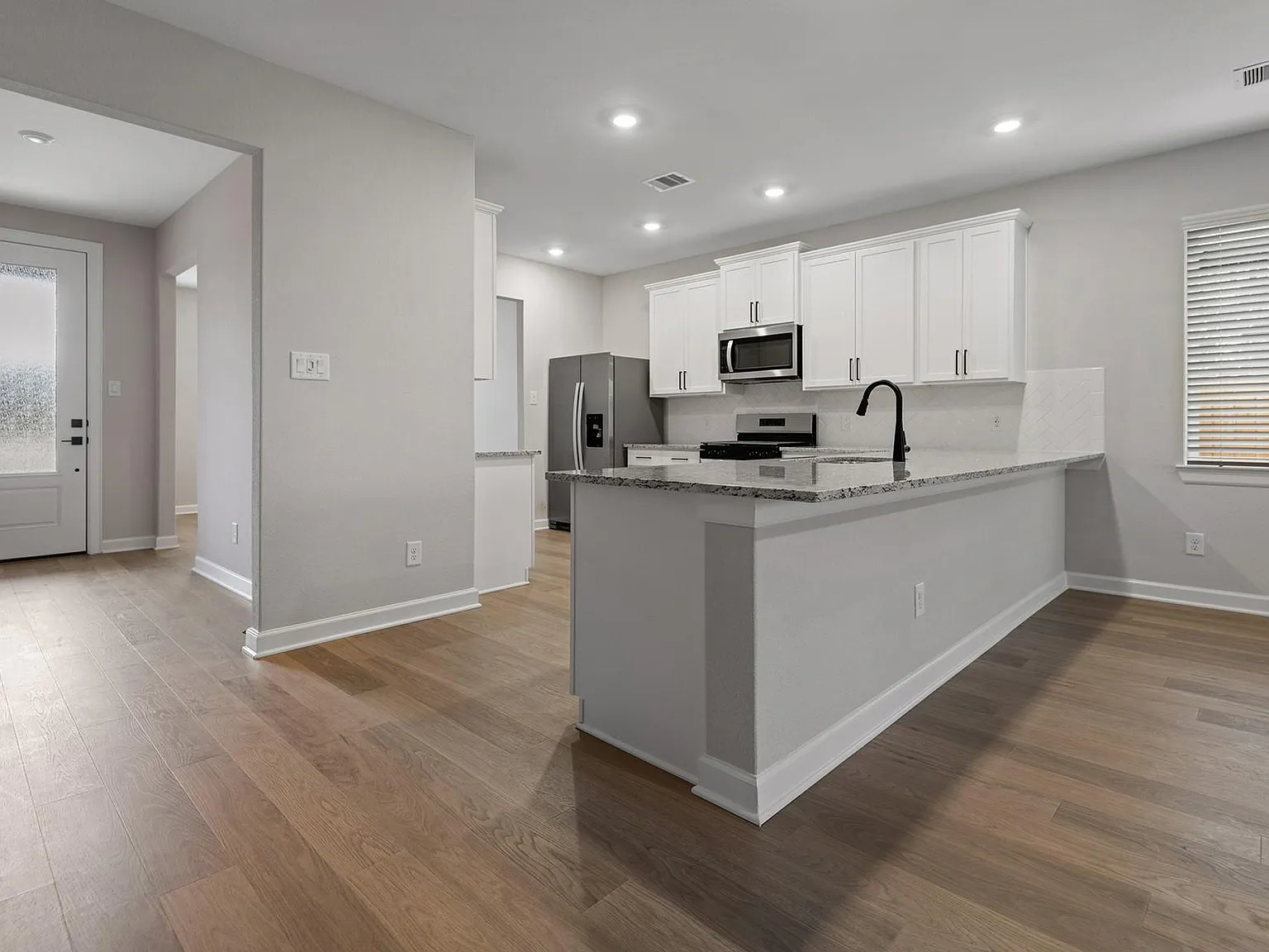 3 bed, 2.0 bath, 1847 sqft, $2,950 — Photo 3