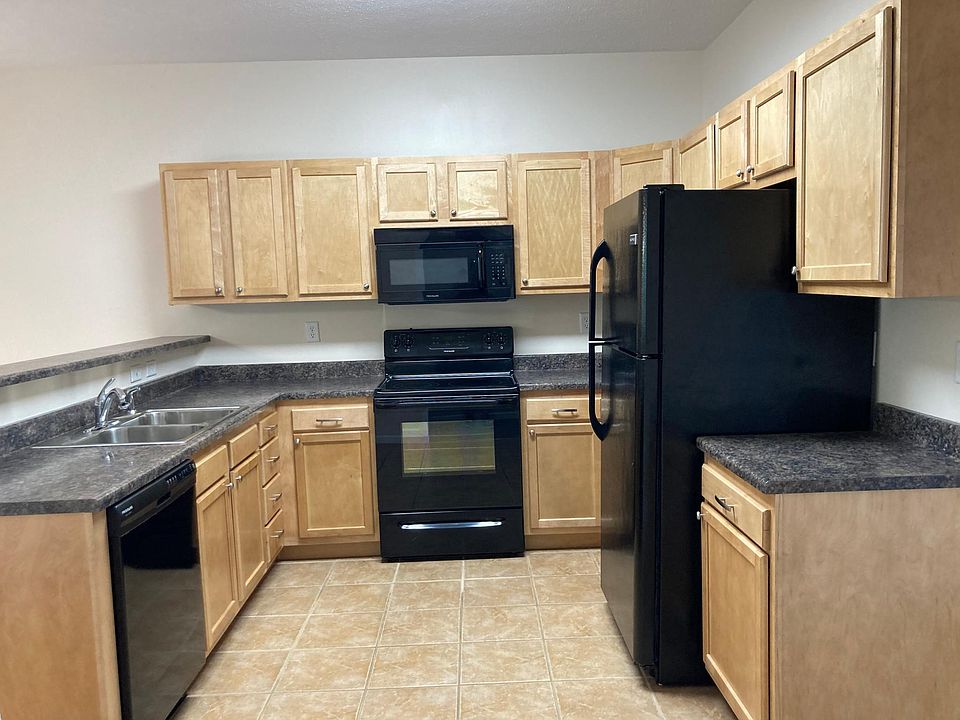 Kitchen w/ Ceramic Tile Flooring, Dishwasher, Garbage Disposal and Self-Cleaning Oven