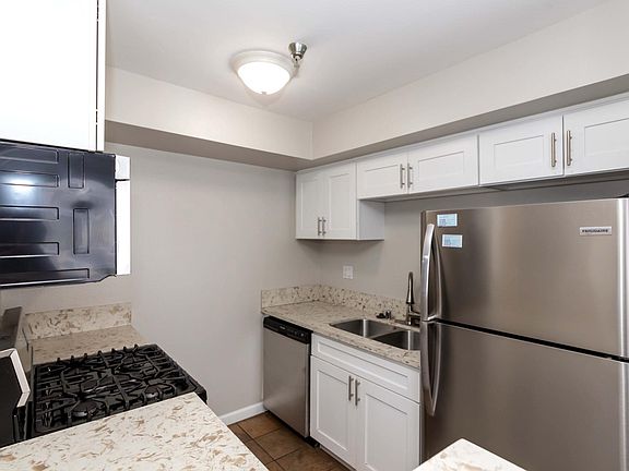 5th image of 1539 S Shenandoah St APT 202