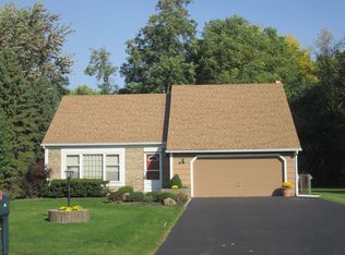 16 French Meadow Ln, Rochester, NY 14618