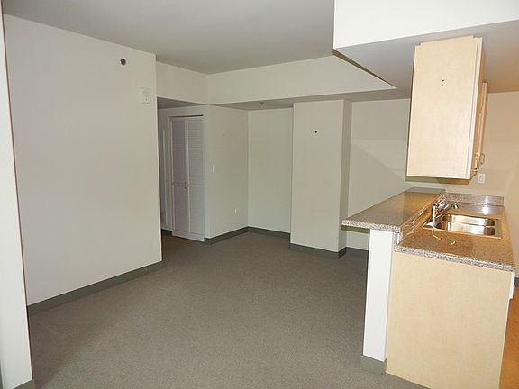 4th image of 425 W Beech St Unit 207