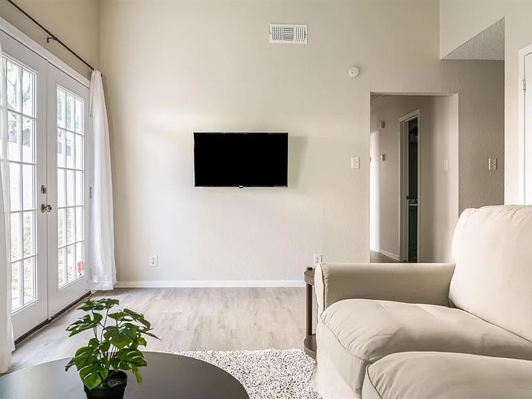 1212 Bonnie Brae St #A — Photo 2