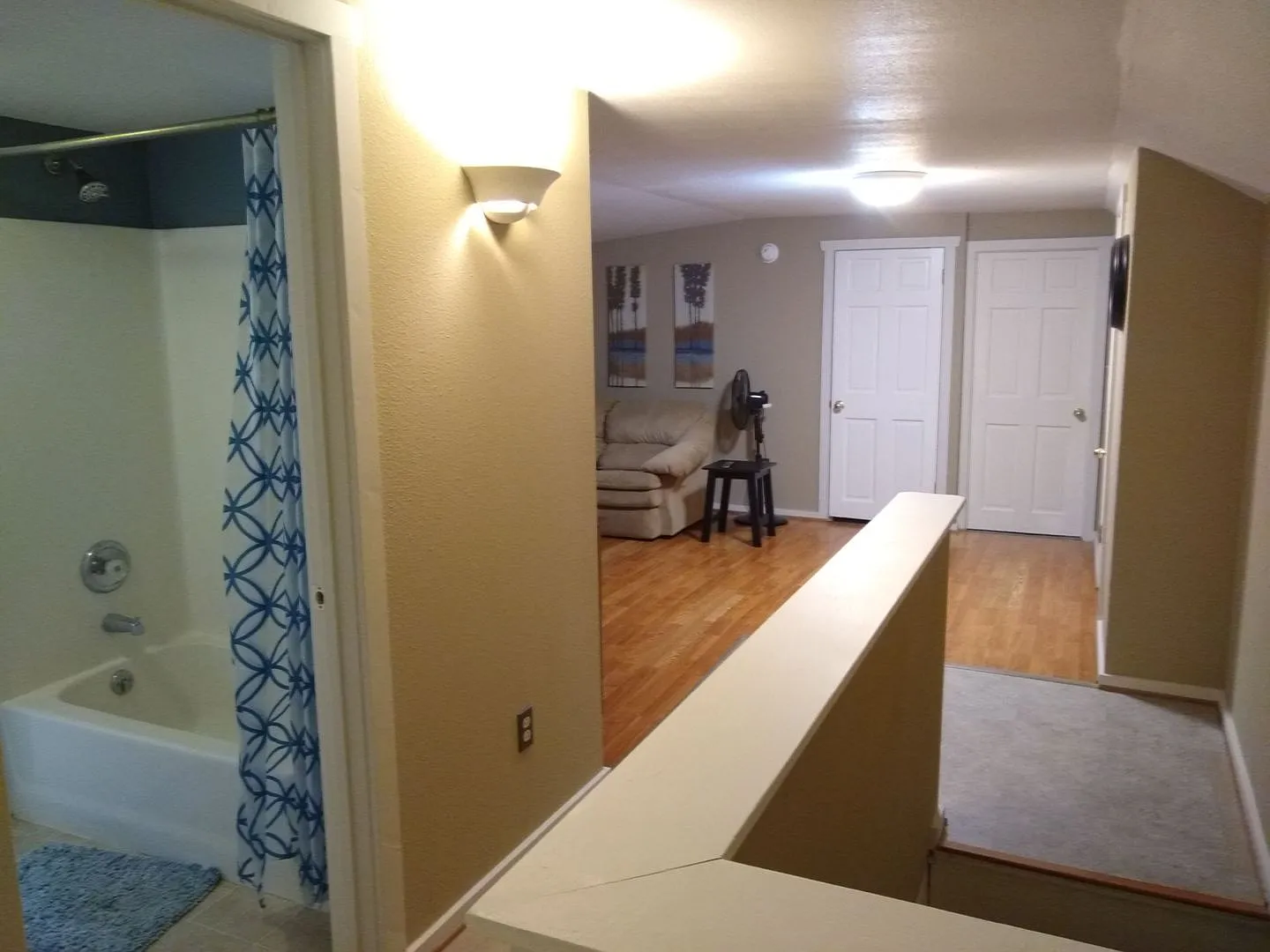 Close to Downtown Upper Level Apartment — Photo 4