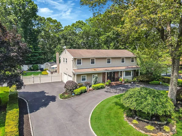 59 Lindron Avenue, Smithtown, NY 11787