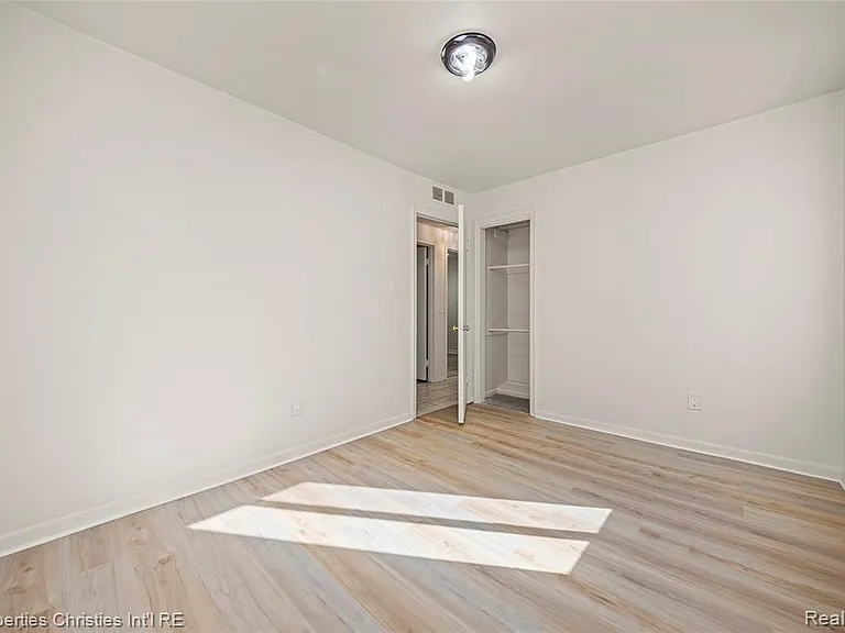 6550 Inkster Rd — Photo 20