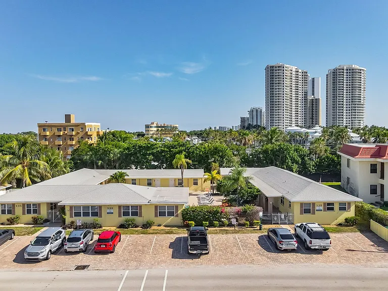 Seascape Apartments — Photo 9