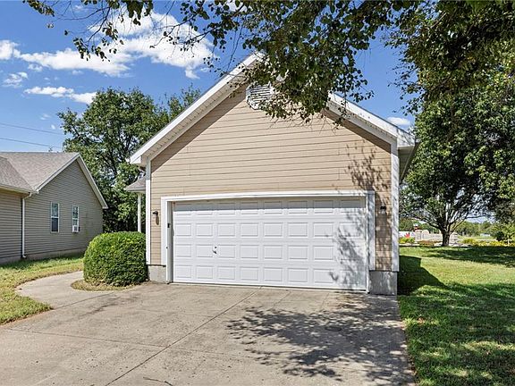 3rd image of 1012 NE Queens Ct